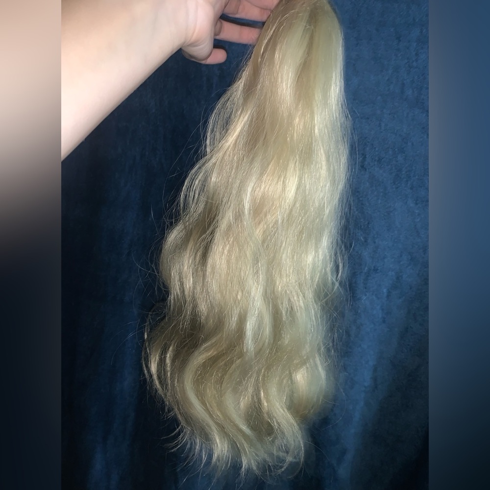 Wavy Ash blonde Ponytail clip in